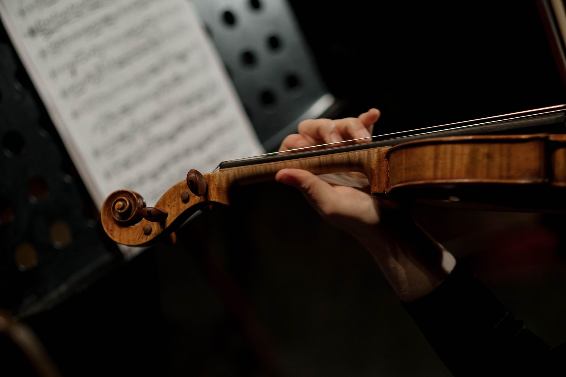 Comprendre le tuning du violon et pourquoi il bouge sans arrêt — processus d'accordage du violon étape par étape