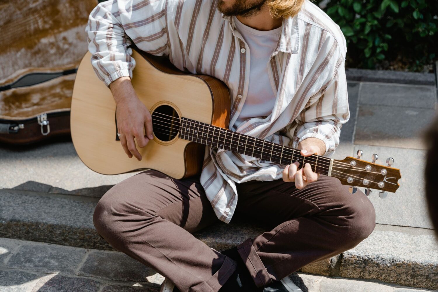 Combien de temps pour apprendre la guitare ? Réponse selon le niveau