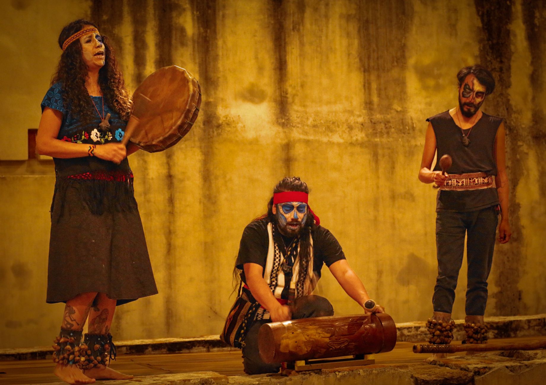 Histoire de la musique kabyle moderne : de la montagne à la diaspora — musiciens kabyles jouant de la musique traditionnelle