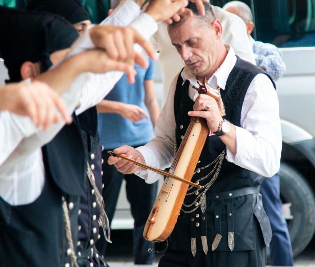 Histoire et grands artistes de — musiciens kabyles jouant de la musique traditionnelle