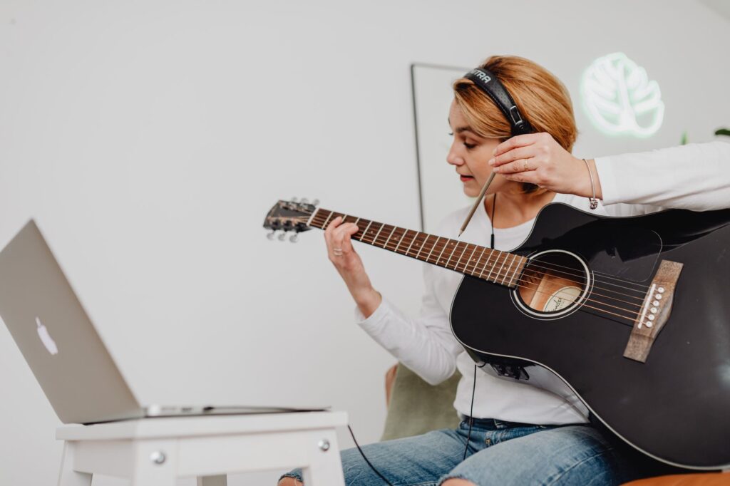 L’accordeur d’instruments Google un outil — musicien accordant une guitare en ligne