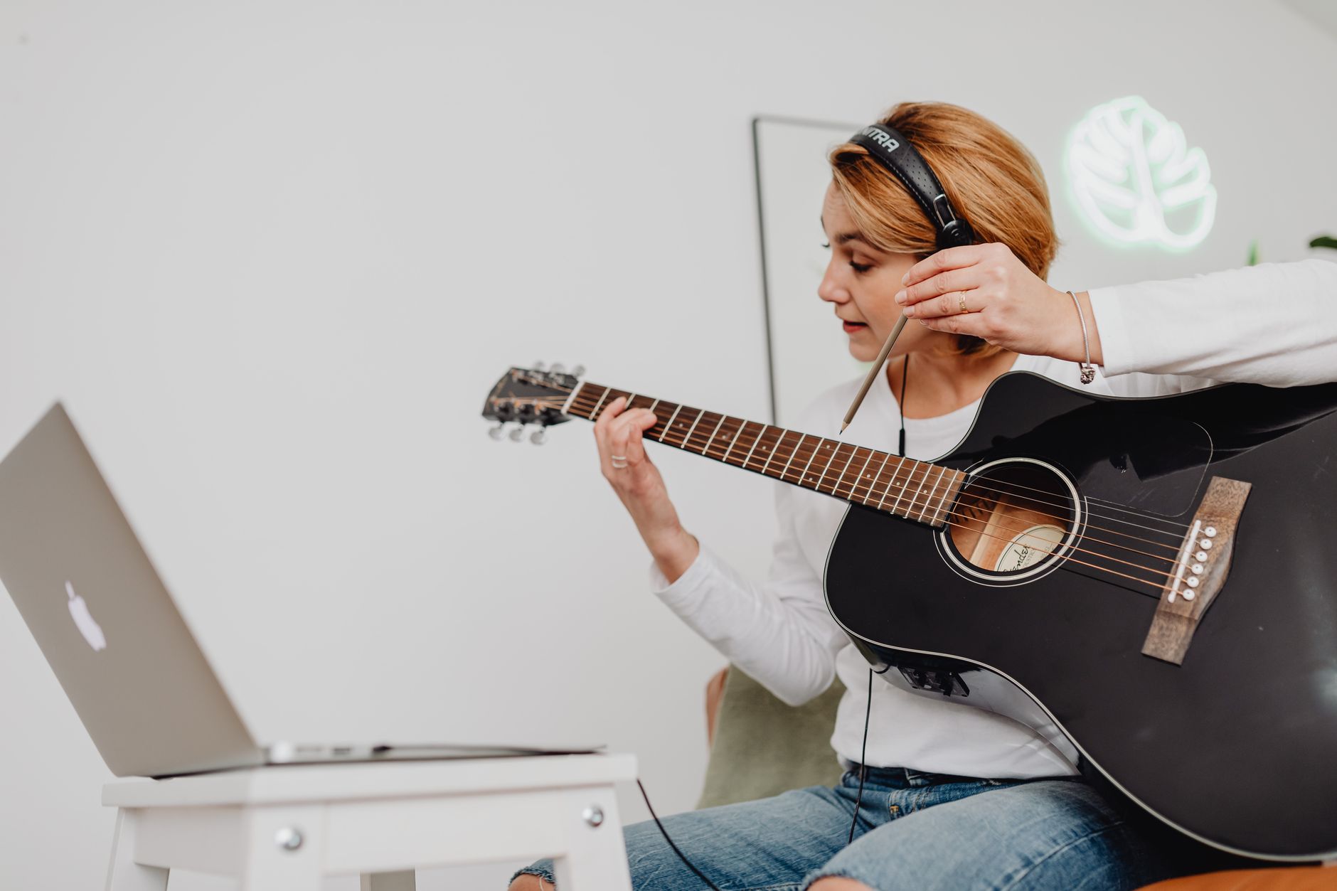 L’accordeur d’instruments Google un outil — musicien accordant une guitare en ligne