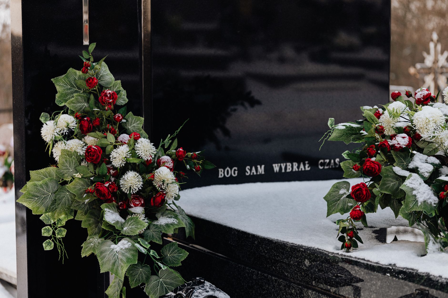 Le Club des 27 : origine du mythe et vraie liste des artistes morts à 27 ans — fleurs sur mémorials de musiciens célèbres