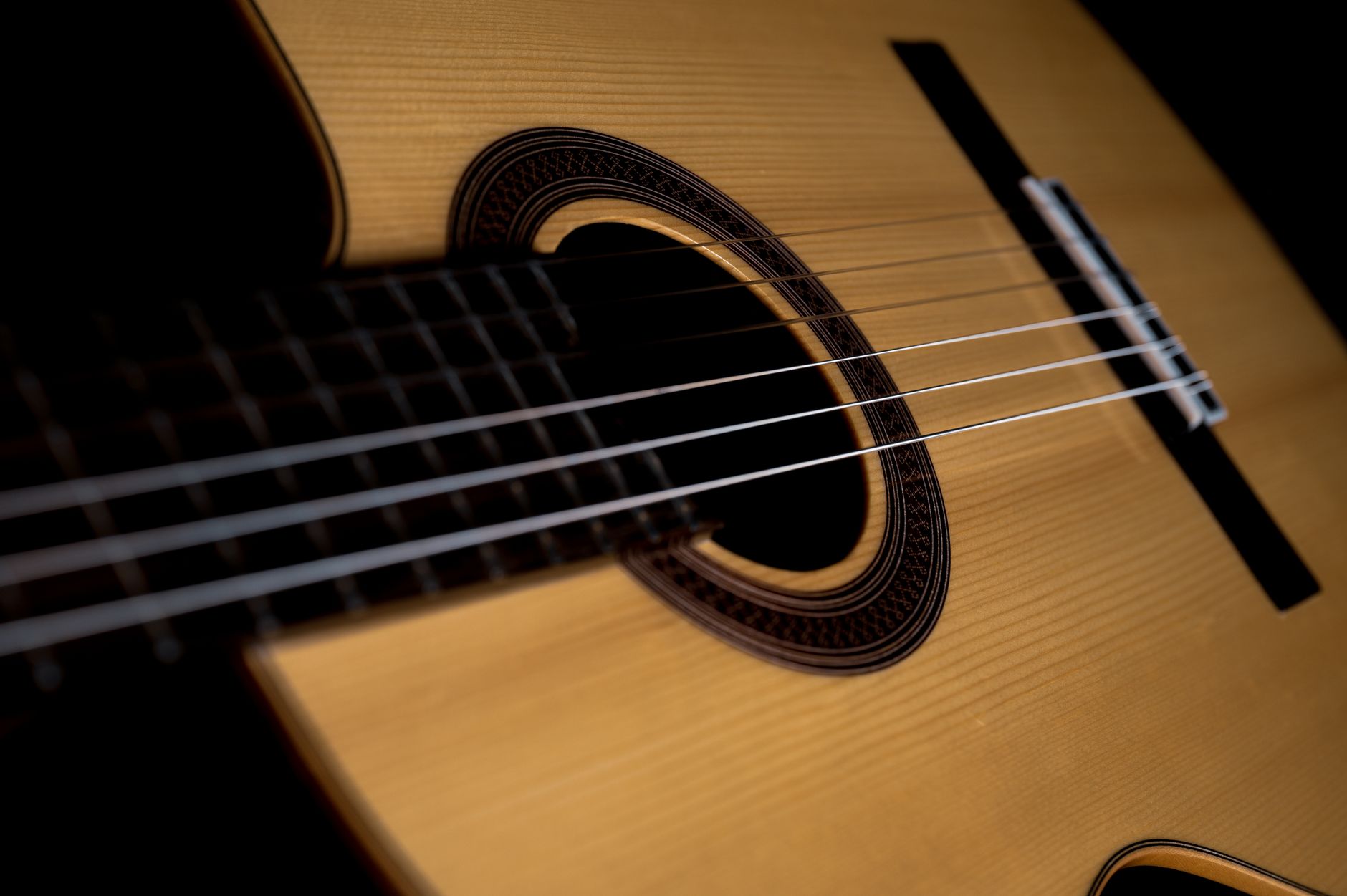 Histoire et positionnement de la marque allemande Stoll : où se situe cette guitare dans le paysage — guitare acoustique Stoll gros plan