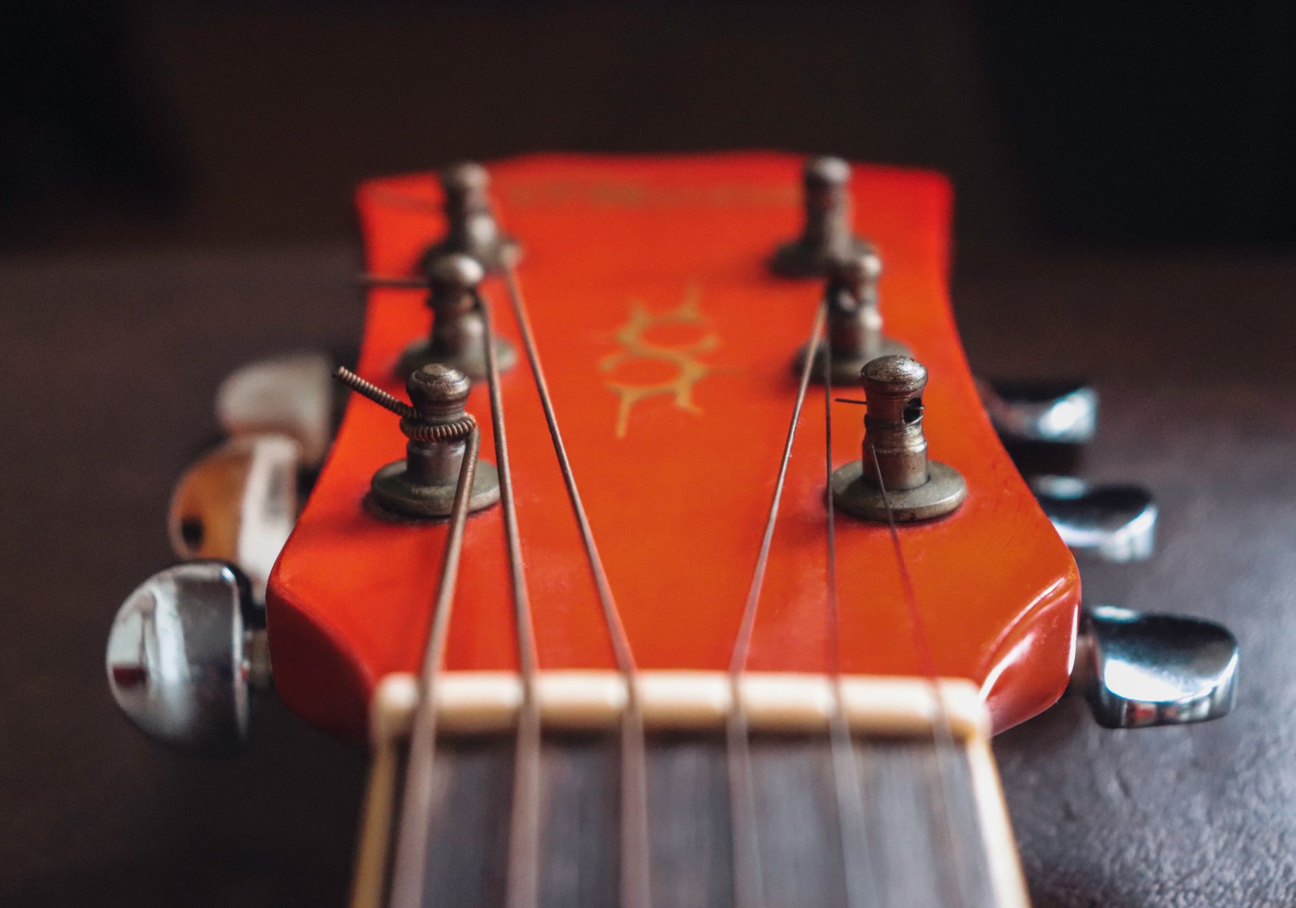 Comprendre l’accordage guitare : notes, frettes et la référence 440 Hz — accordeur de guitare avec écran numérique