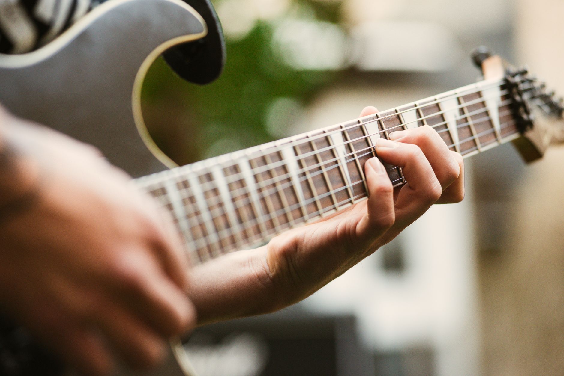 Pourquoi jouer AC/DC à la guitare change la manière d’apprendre le rock — guitare électrique sur scène